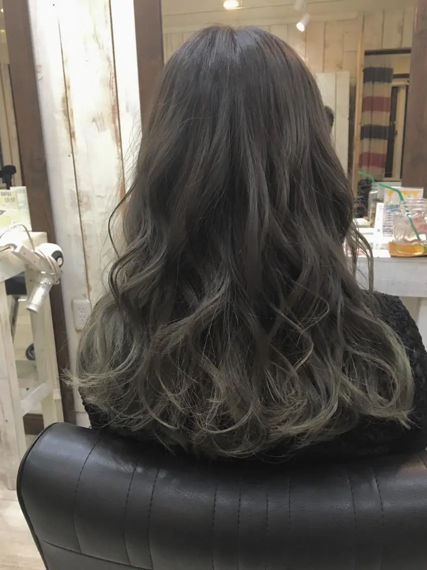 ロング ハイライト 鷺谷 玲奈のヘアスタイル