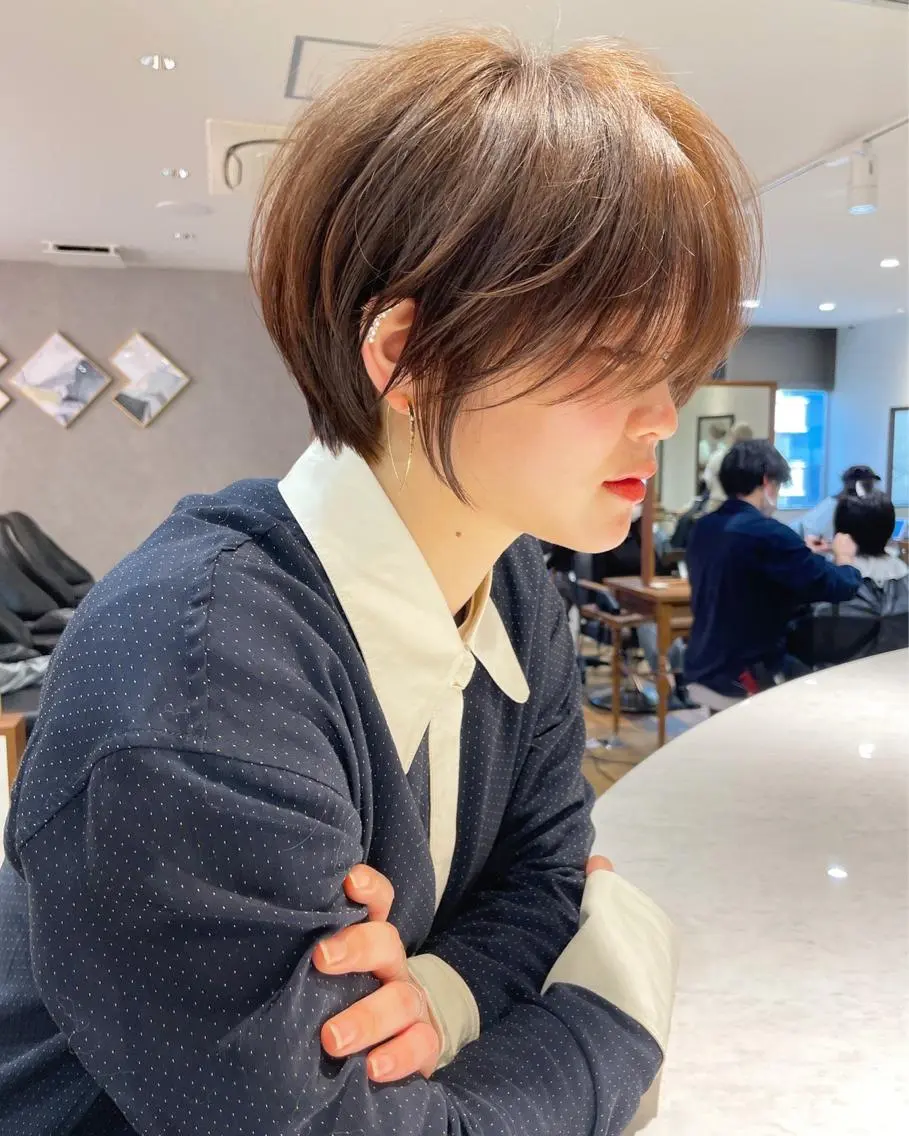 ショート 透明感オリーブ🫒/ ブリーチなしWカラーのヘアスタイル