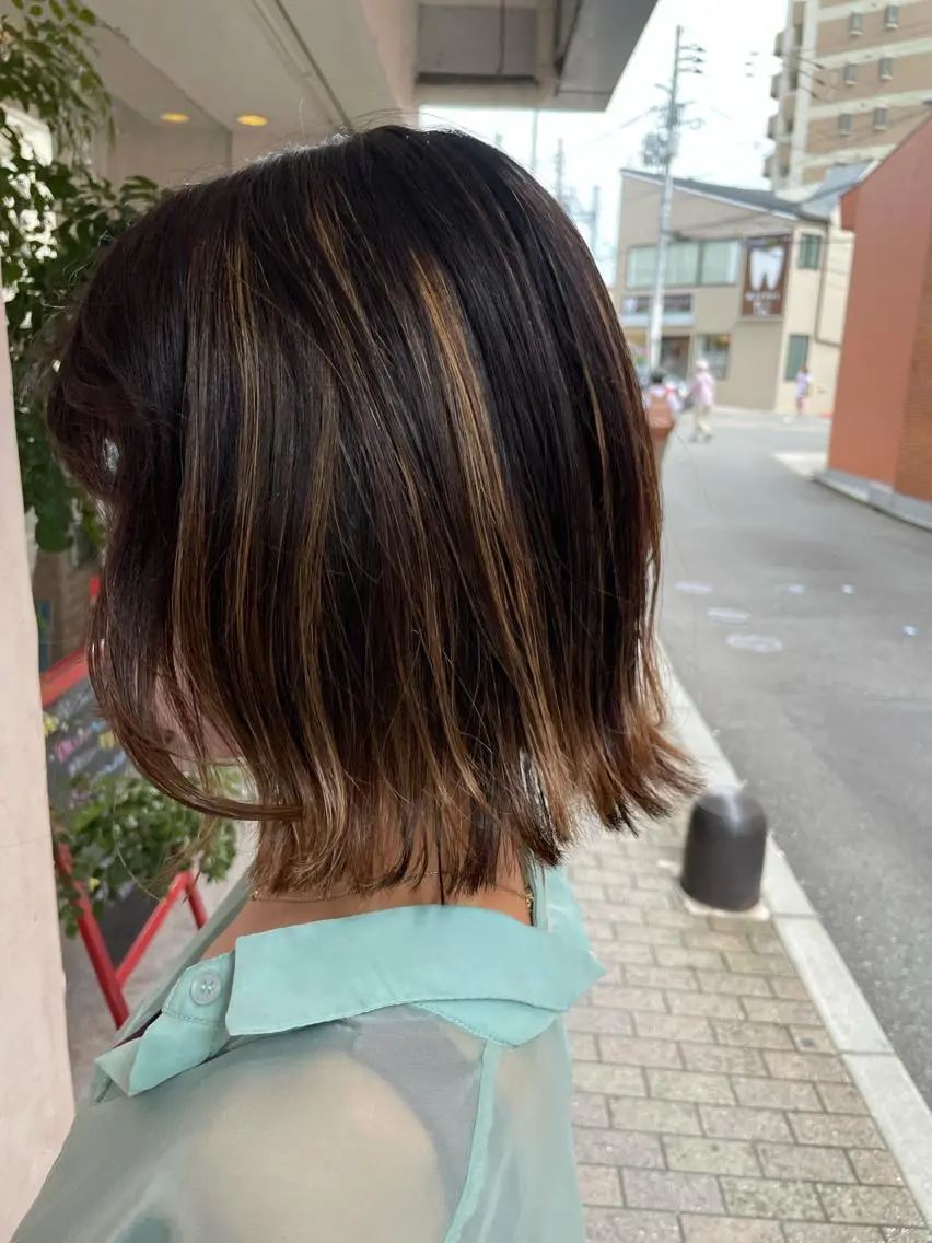 ミディアム 切りっぱなしロブ 外ハネヘア 柳内 崚平のヘアスタイル