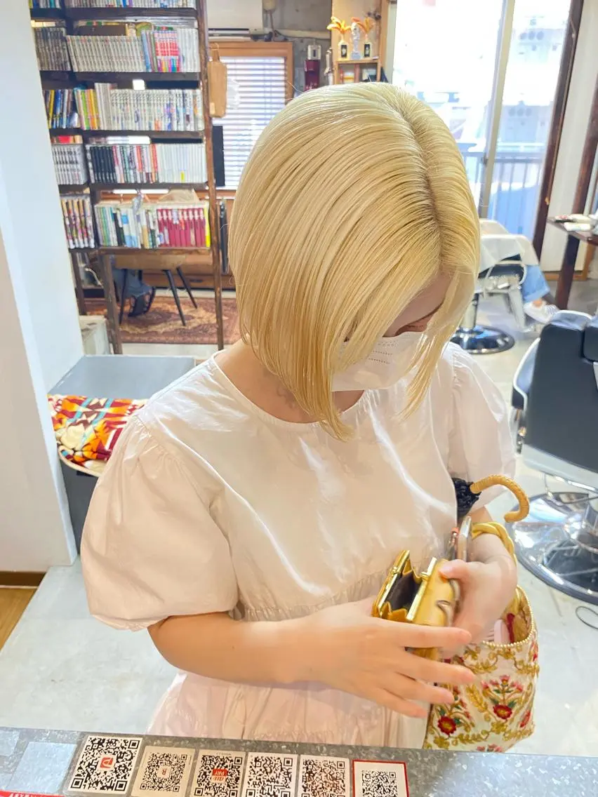 ショート カラー ブリーチ 抜きっぱなしブロンド ケアブリーチ カット ヘアカラー トリートメント マツダテ ホノカのヘアスタイル