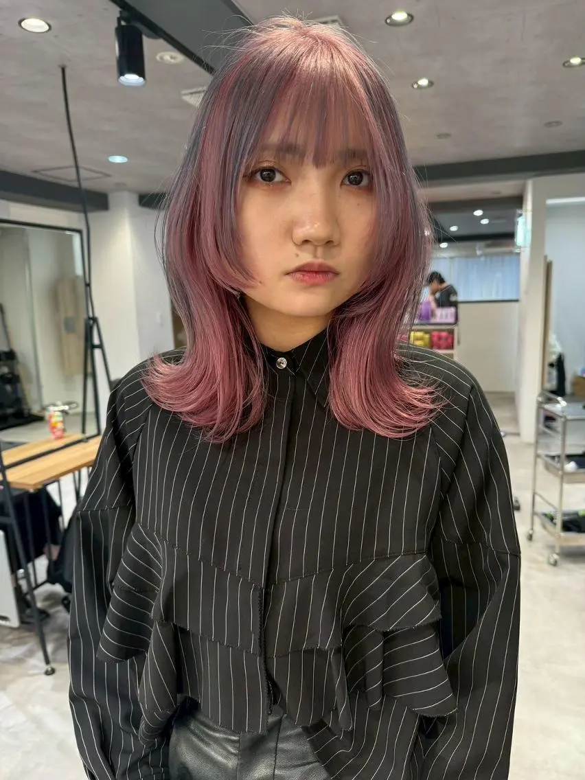セミロング カラー ピンクカラー 艶髪ハイトーン✨ 🩷AMI🩷のヘアスタイル
