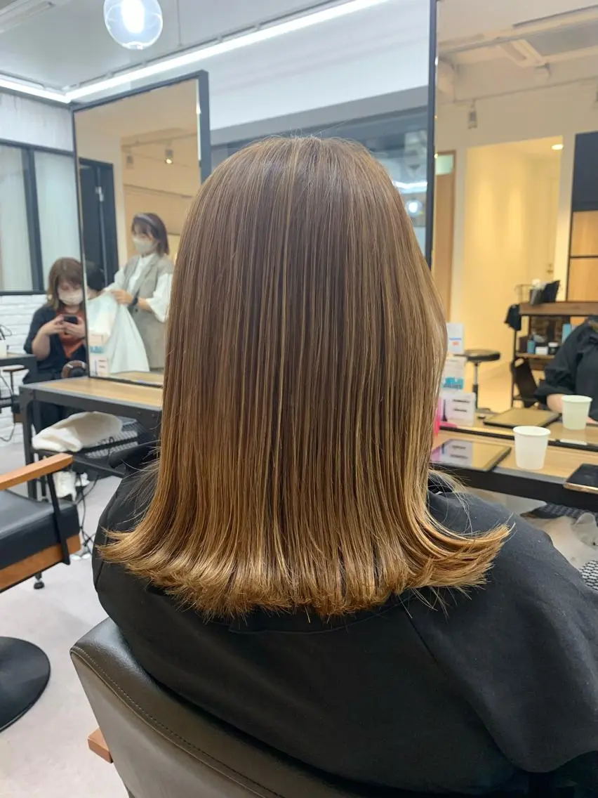 ミディアム カラー パーマ ヘアアレンジ メンズ キッズ ネイル マツエク・マツパ アイブロウ カット 縮毛矯正 レイヤーカット／ 巻ける縮毛矯正のヘアスタイル