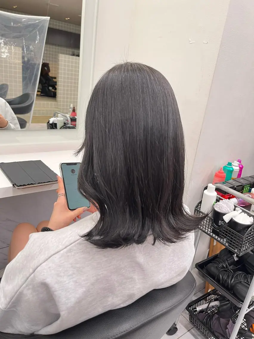 ミディアム 寒色/ベージュヘア ブリーチありMiOのヘアスタイル