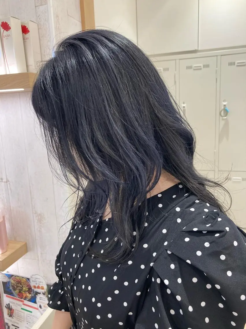 セミロング カラー ブルーカラー ブルーグレー ブルーグレージュ グレージュ ヘアカラー cyan SANAMIのヘアスタイル
