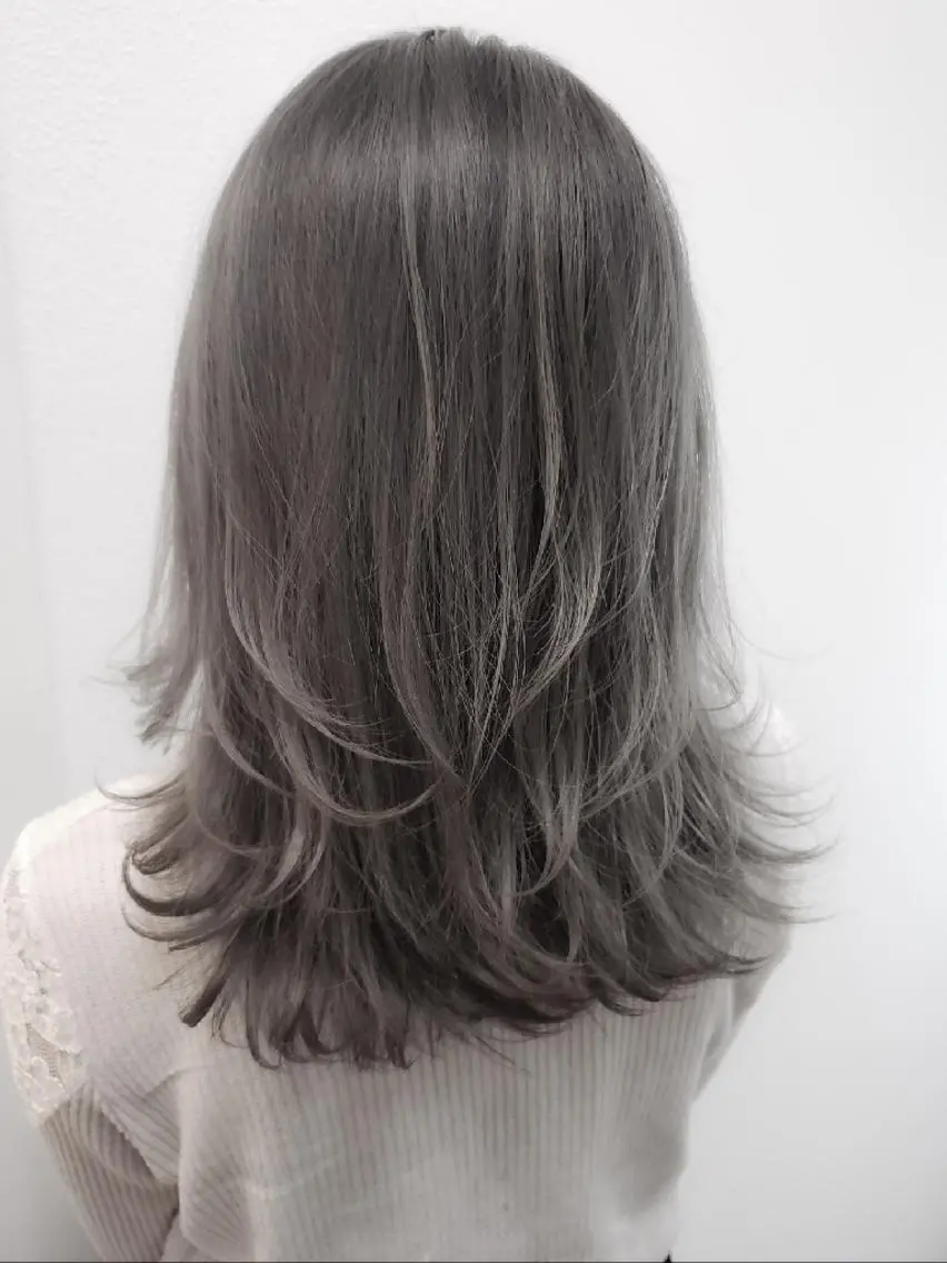 ミディアム カラー ヘアアレンジ シルバー 成瀬 弘光のヘアスタイル