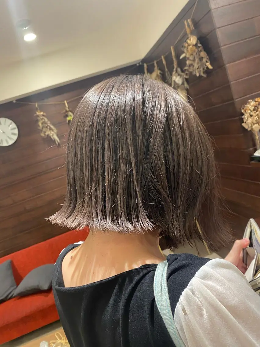 ミディアム カラー ブラウンカラー グレージュ ボブ 外ハネヘア 網代 志帆のヘアスタイル