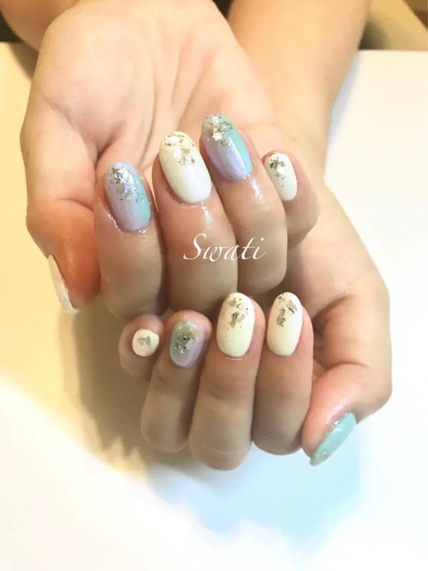 ネイル アートネイル ブルー グラデーション キラキラネイル ミラーネイル yuko (ネイリスト)のネイルデザイン