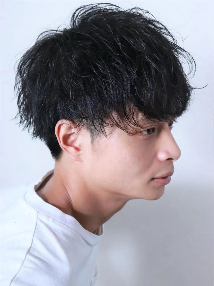 メンズ メンズバレイヤージュ メンズブリーチ センターパート フェードカット メンズハイライト エリアNo.1人気✨ ブリッツレボ☘️のヘアスタイル