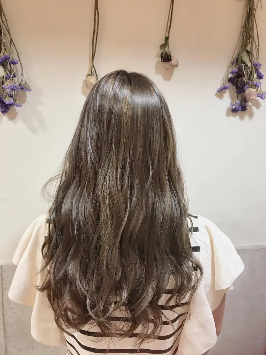ロング カラー グレージュ ハイライトカラー ハイライト 🪐脱白髪染め 🪐松尾菜々美のヘアスタイル