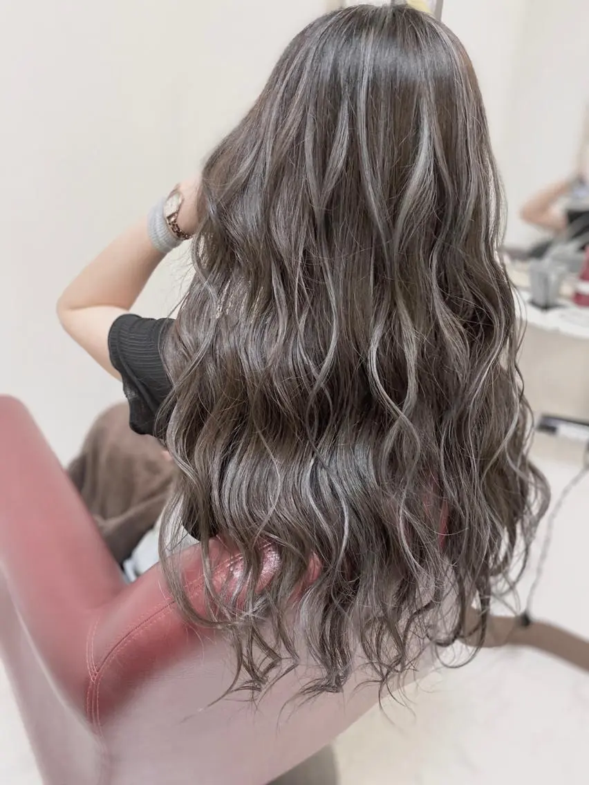 ロング カラー デザインカラー ハイライトカラー ハイライト YURI ✨のヘアスタイル
