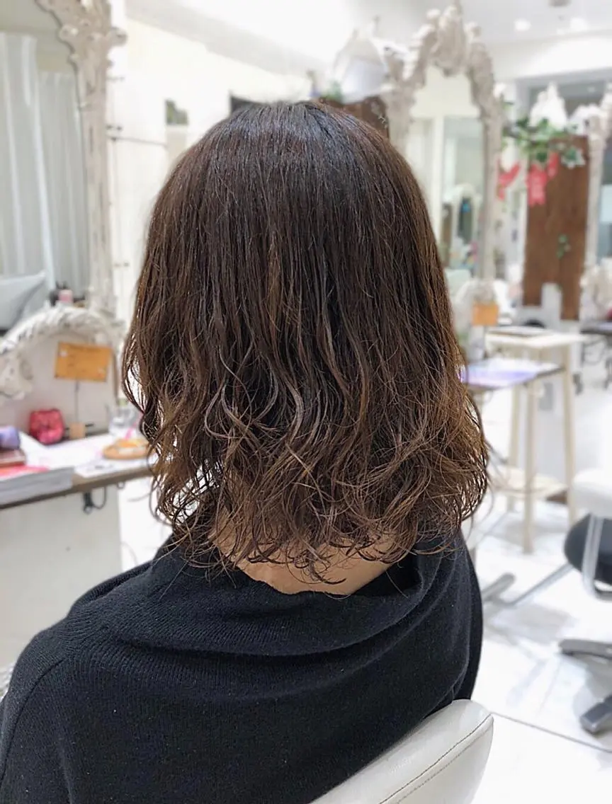 ミディアム ミディアムパーマ 🫧髪質改善艶カラー _マエダ 🫧のヘアスタイル
