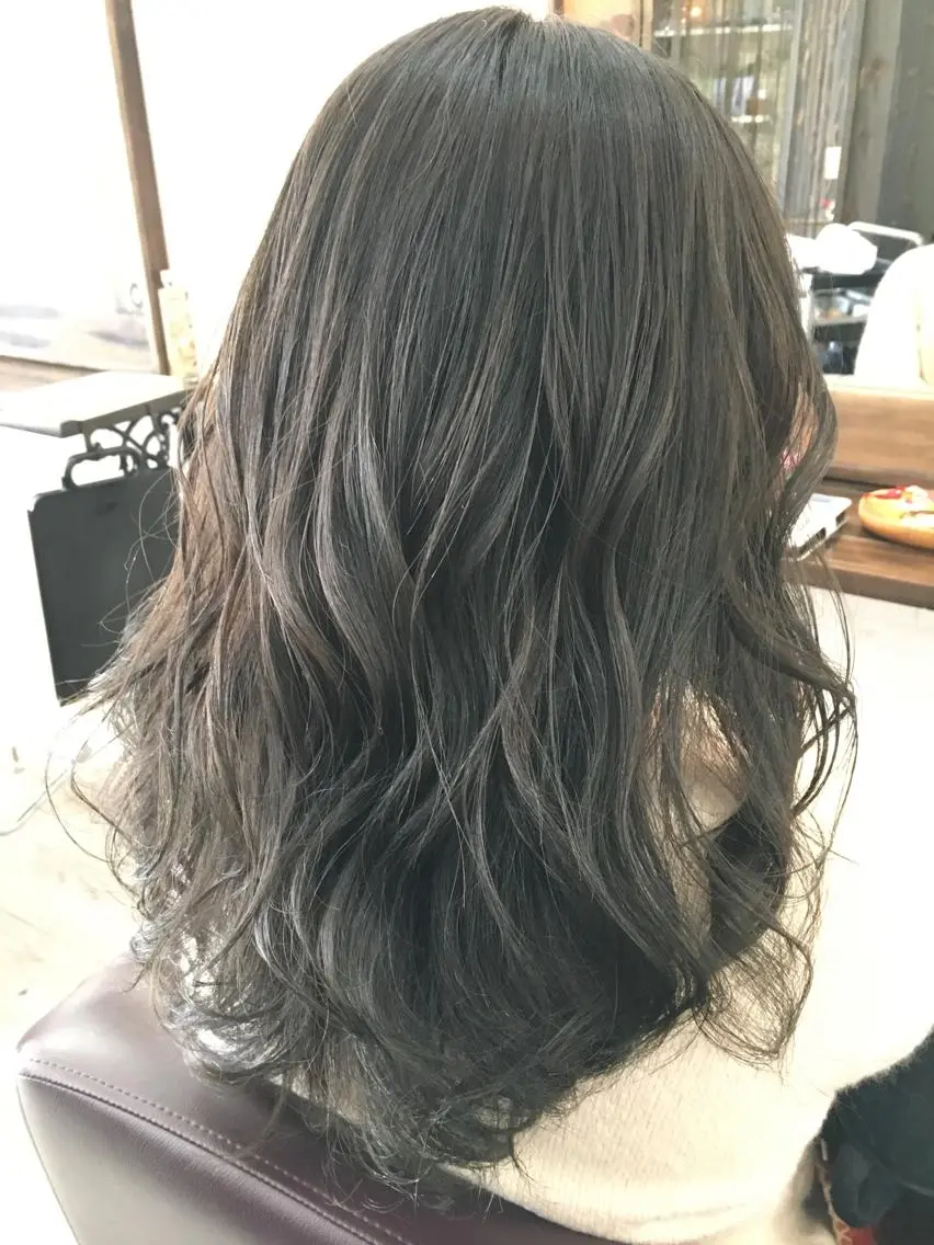 ミディアム カラー アッシュ アッシュグレー ヘアカラー 松本 亮のヘアスタイル