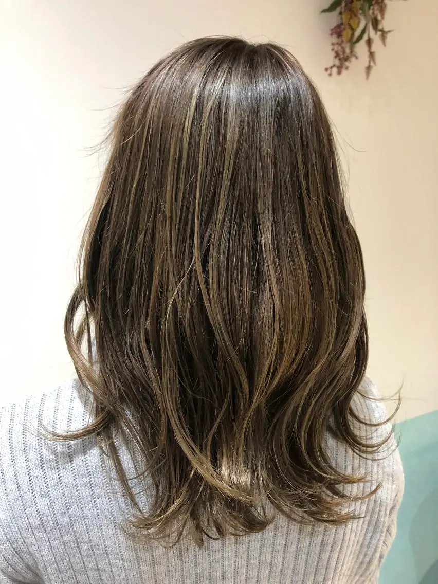 カラー ハイライトカラー 伊東 彩花のヘアスタイル