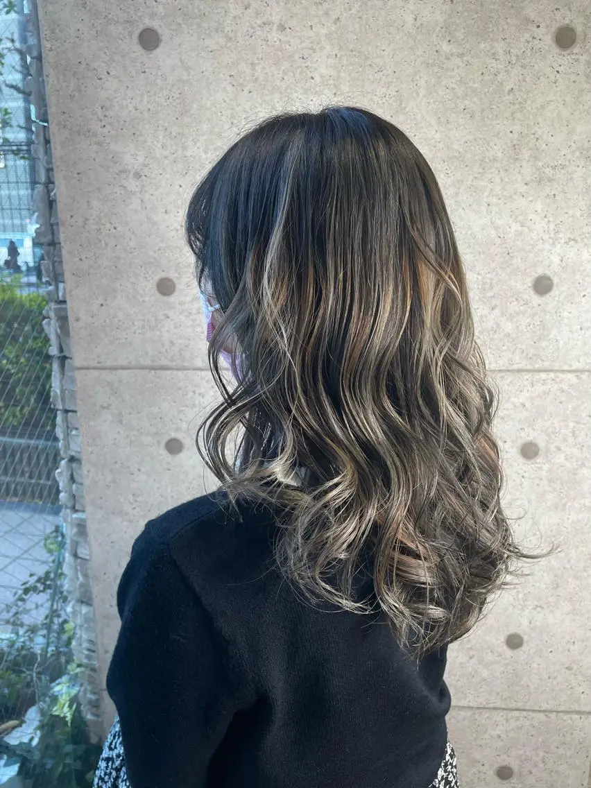 セミロング カラー バレイヤージュ レイヤーカット ブリーチ／ヘアセット 🪞🌙minamiのヘアスタイル