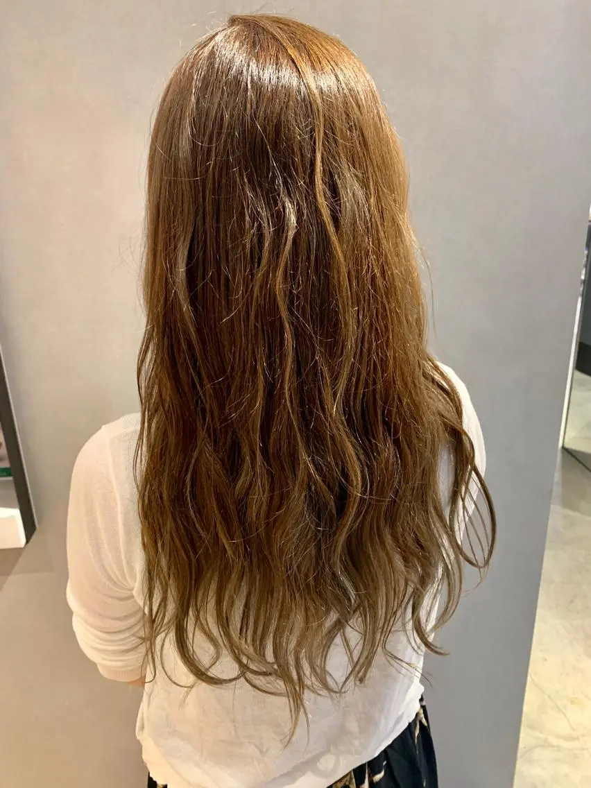 ロング ハイライト 土佐 優奈のヘアスタイル