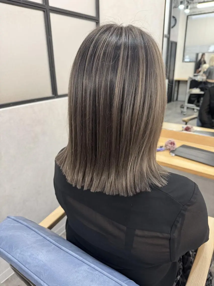 ミディアム アッシュ ハイライト 髪質改善 レイヤーカット ハイトーン カラーのヘアスタイル
