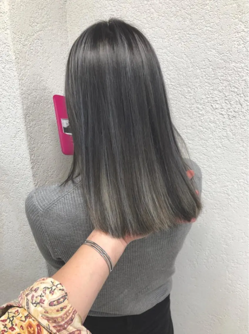 セミロング カラー ヘアアレンジ ハイライトカラー シルバー ハイライト 🧙『代表』平田 祥己✨のヘアスタイル