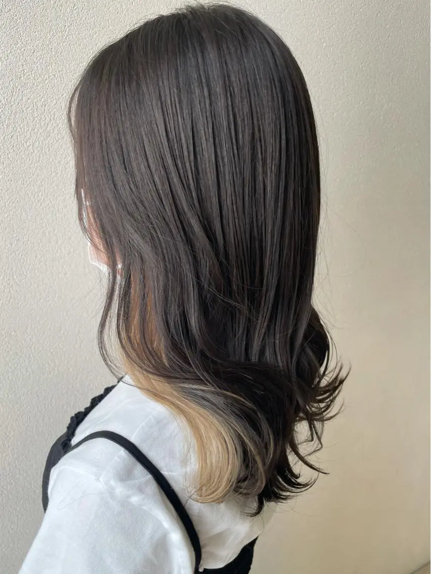 セミロング カラー アッシュ アッシュグレー ベージュカラー イヤリングカラー 沢田 瞳のヘアスタイル