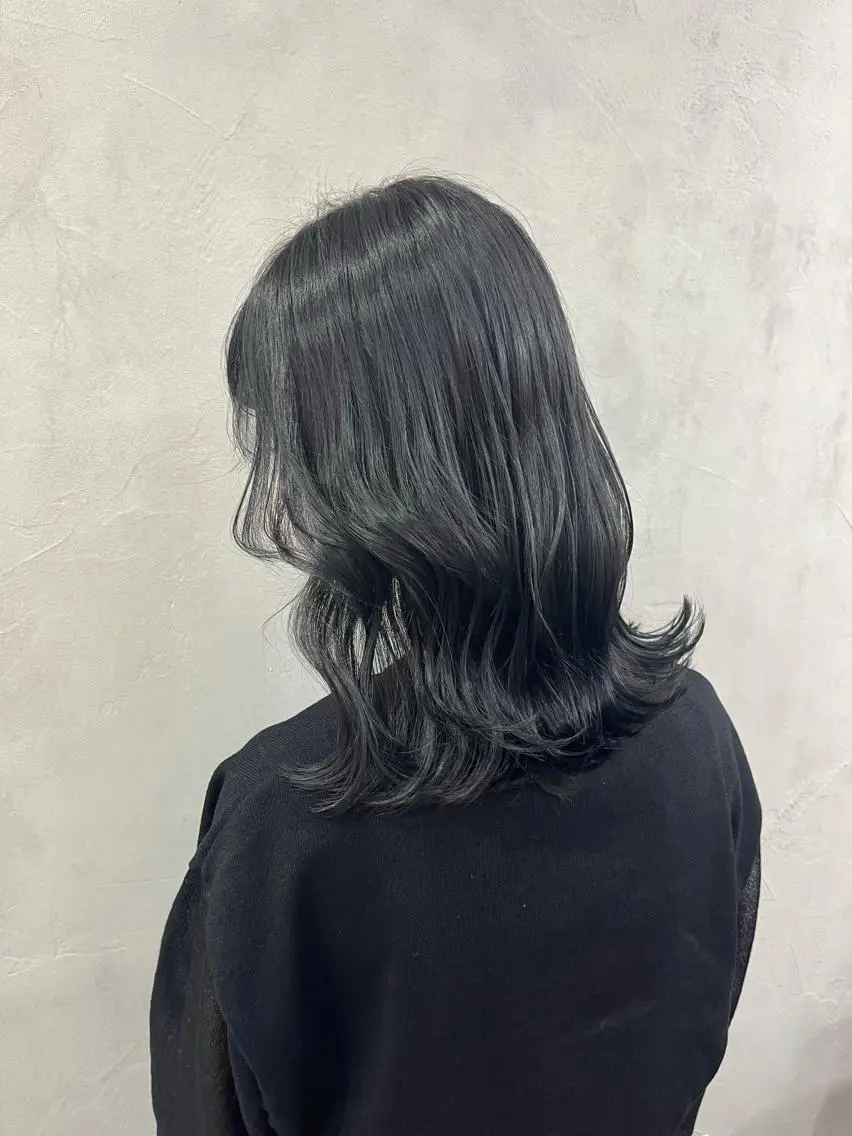 セミロング カラー 黒髪 ブリーチ ブルーカラー ブルーブラック ブリーチなしカラー 🫧tomoka 透明感カラー🫧のヘアスタイル
