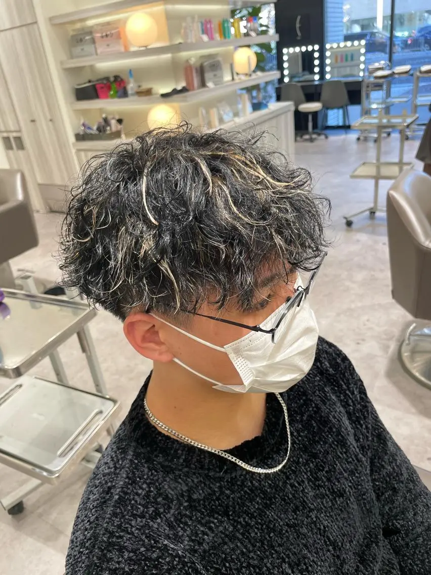 ショート カラー パーマ メンズ メンズブリーチ メンズハイライト メンズメッシュ マッシュ メンズパーマ カット ヘアカラー パーマ メンズ特化/今池駅 徒歩1分/岡本一真のヘアスタイル