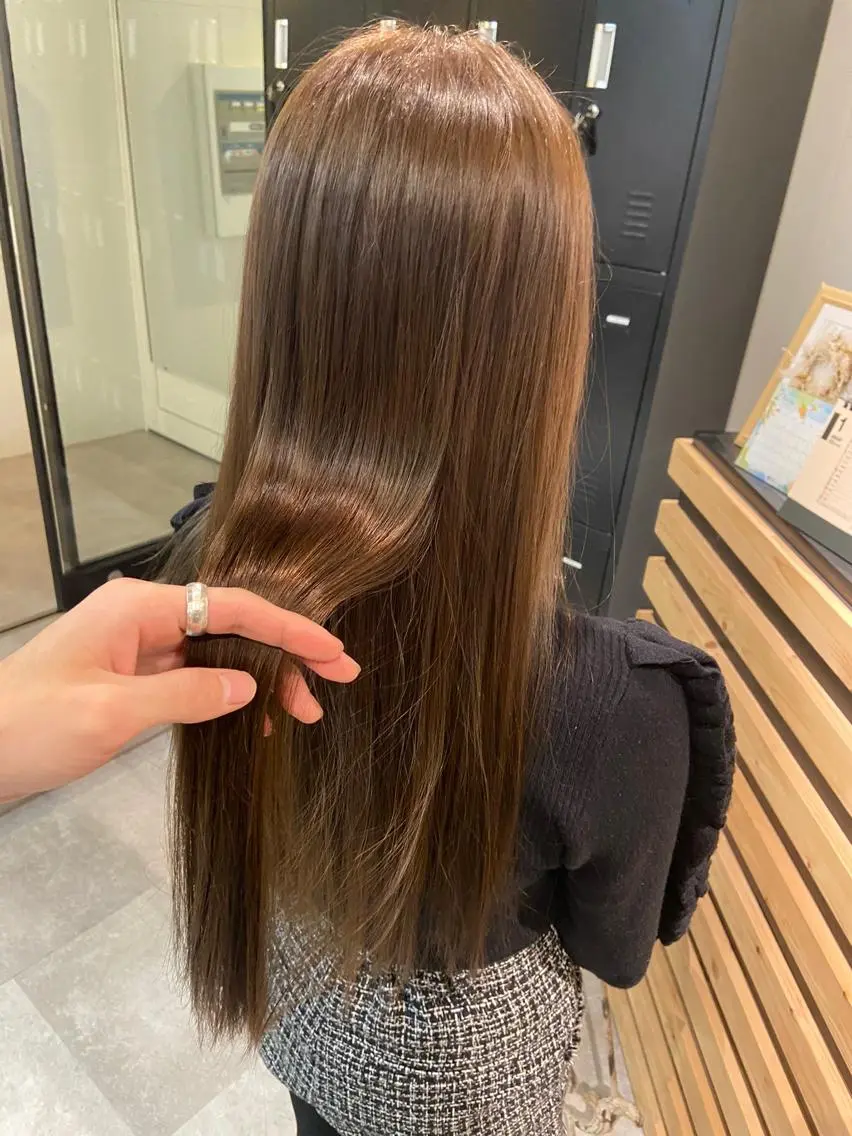 セミロング カラー オリーブカラー レイヤーカット ローレイヤー カット ヘアカラー ウルフカット レイヤーカット上柿のヘアスタイル