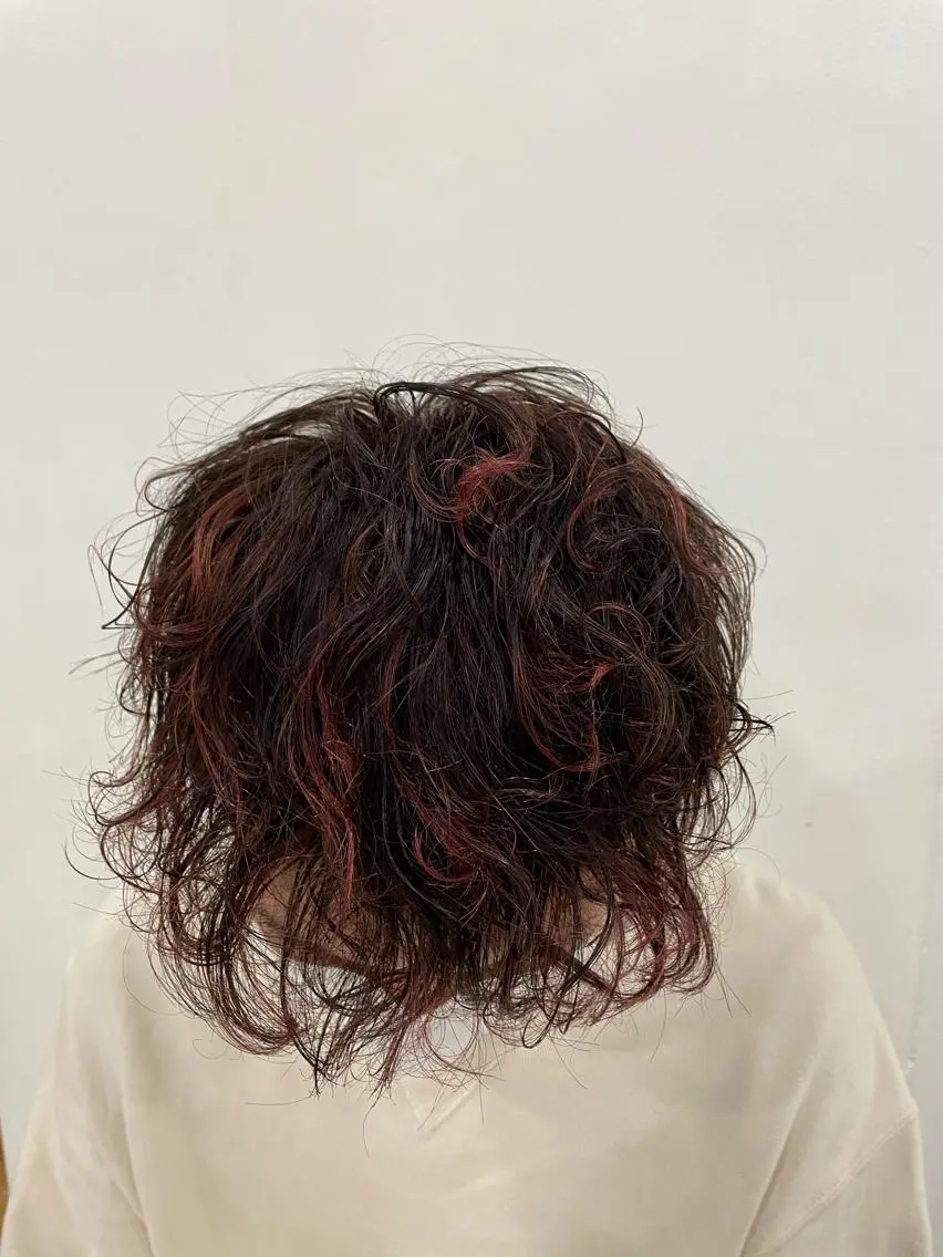 ショート カラー パーマ 黒髪 ブリーチ ハイライトカラー レッドカラー ハイライト 吉田一輝 外国人パーマのヘアスタイル