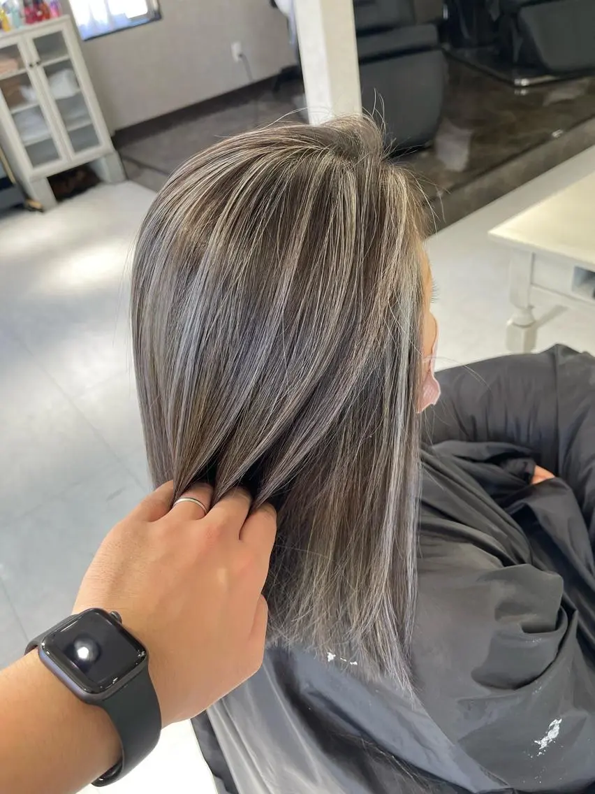 セミロング カラー ハイライトカラー シルバー ハイライト カット ヘアカラー トリートメント 穐山 翔【店長】 髪質改善/ハイライトのヘアスタイル