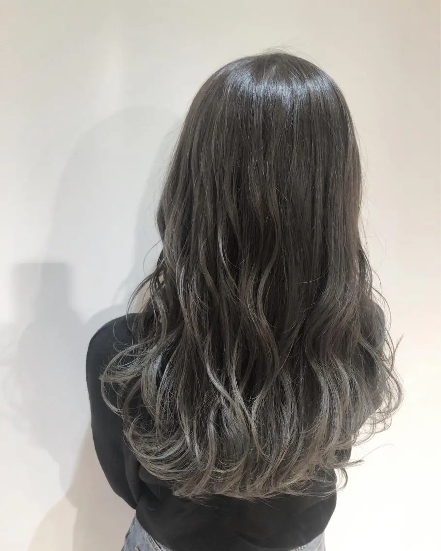 ロング カラー アッシュ ブリーチ シルバー シルバーアッシュ カット ヘアカラー トリートメント 🍊新宿南口🍊 ERINAのヘアスタイル