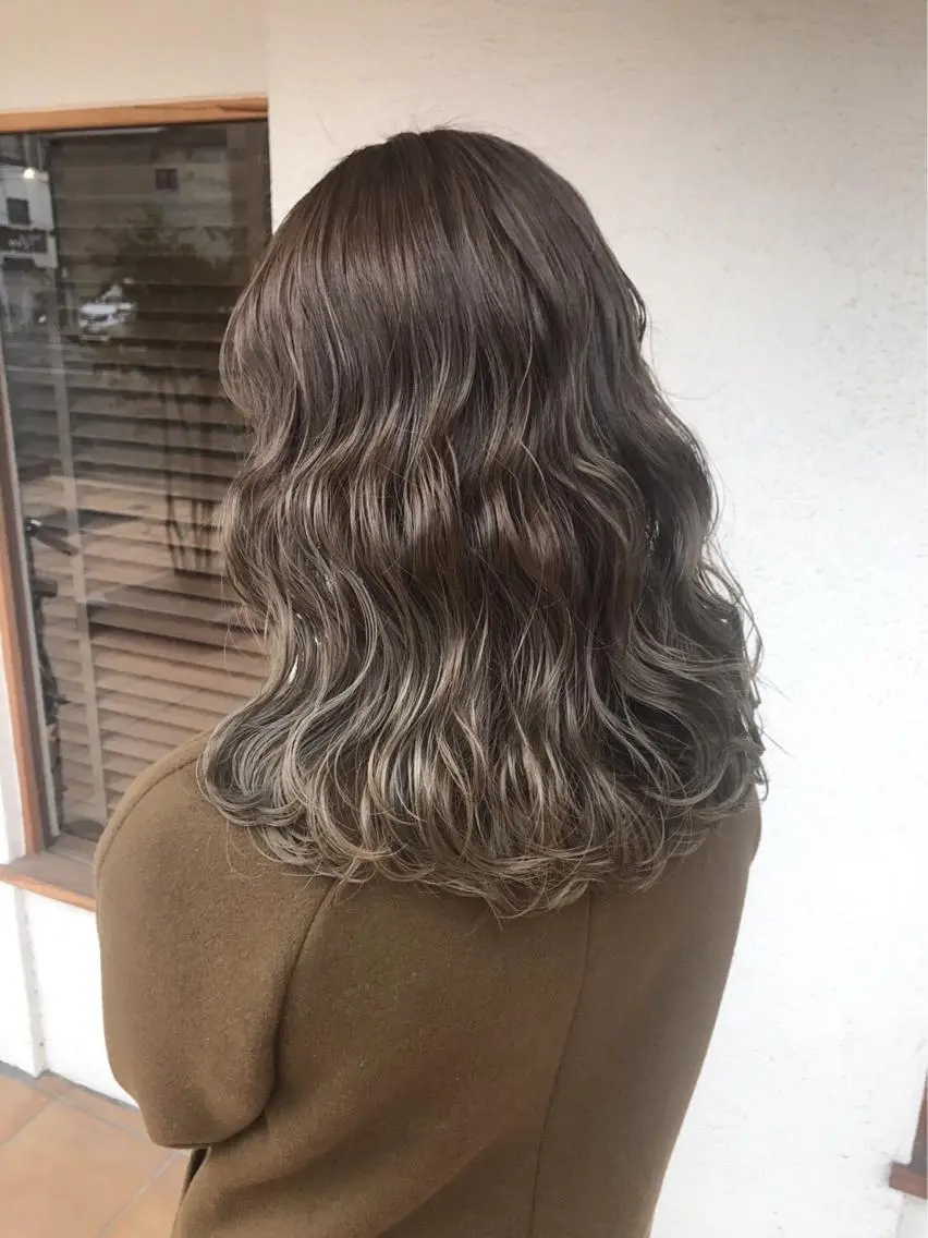 カラー ハイライトカラー kana .オリーブ /ナチュラルヘアのヘアスタイル