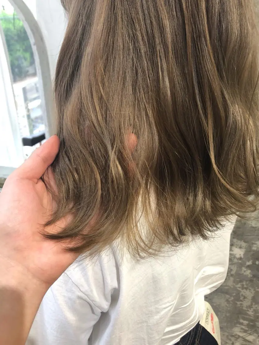 セミロング カラー ベージュカラー ブリーチ ハイライトカラー シルバー シルバーベージュ Pia ツボイ ケイタのヘアスタイル