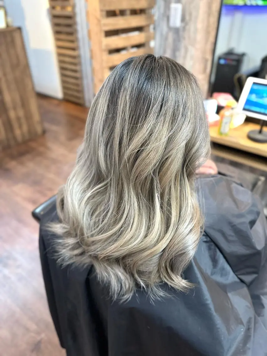 セミロング カラー ブリーチ ブロンド ホワイトブロンド カット ヘアカラー トリートメント Luzir⭐︎ GEN⭐︎のヘアスタイル
