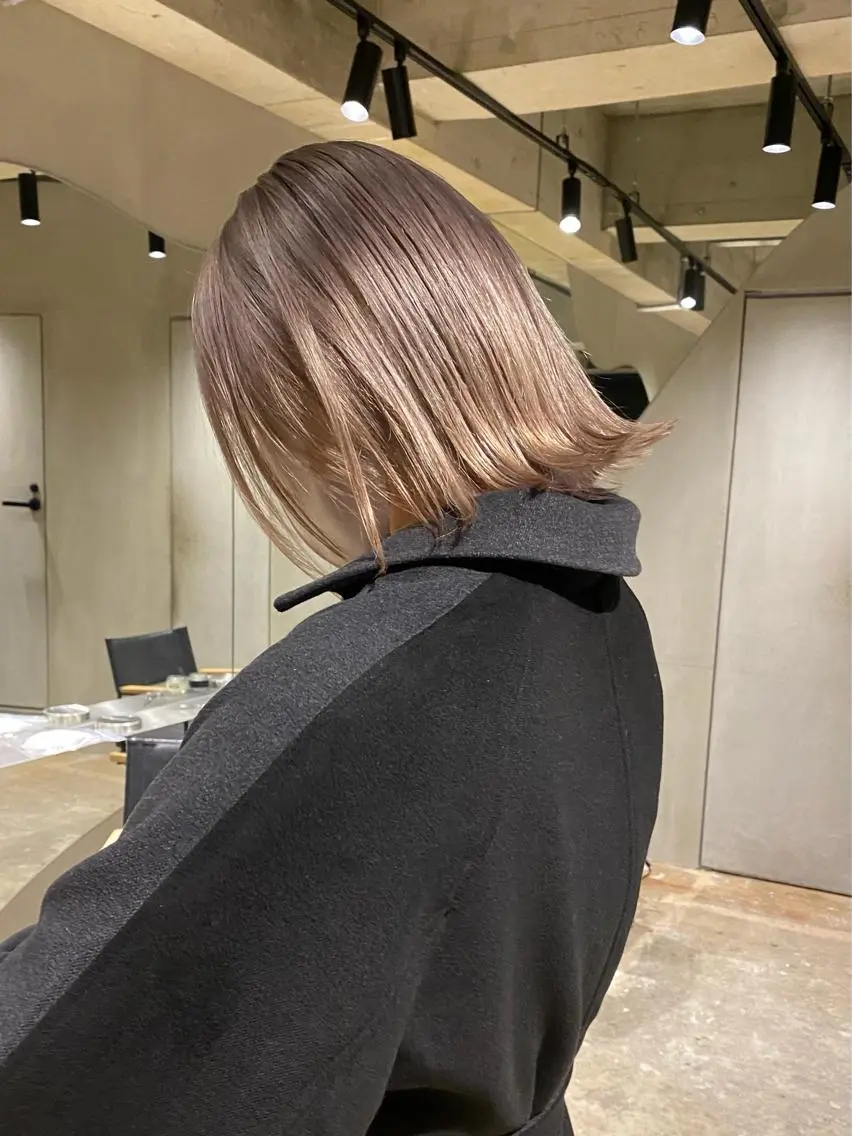 ショート カラー ベージュカラー ブリーチ シルバー シルバーベージュ 切りっぱなしロブ ミク/北参道/ ショート・ボブが得意のヘアスタイル
