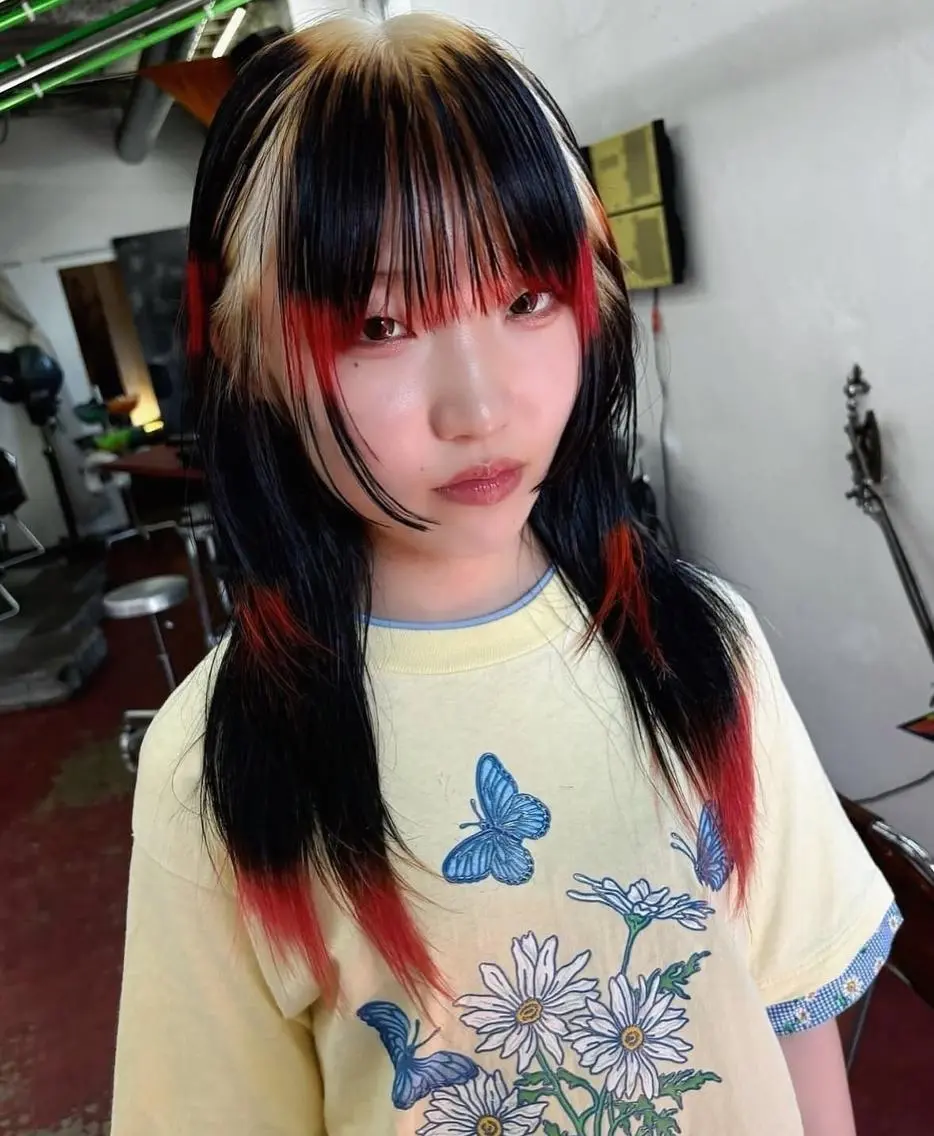 セミロング カラー qiie/ハイトーン インナーカラーのヘアスタイル