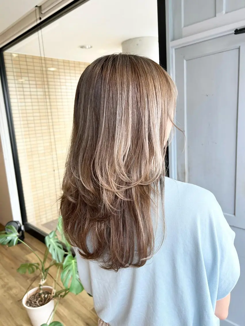 ロング カラー グレージュ ハイライトカラー ハイライト ヘアカラー トリートメント 堀 望美のヘアスタイル