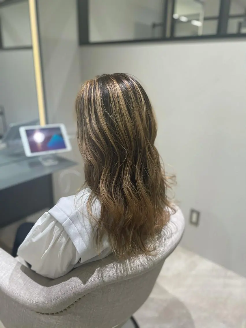 セミロング カラー バレイヤージュ ハイライトカラー ハイライト レイヤーカット ヘアカラー トリートメント 難しい髪質の縮毛矯正 高岡/射水/髪質改善のヘアスタイル