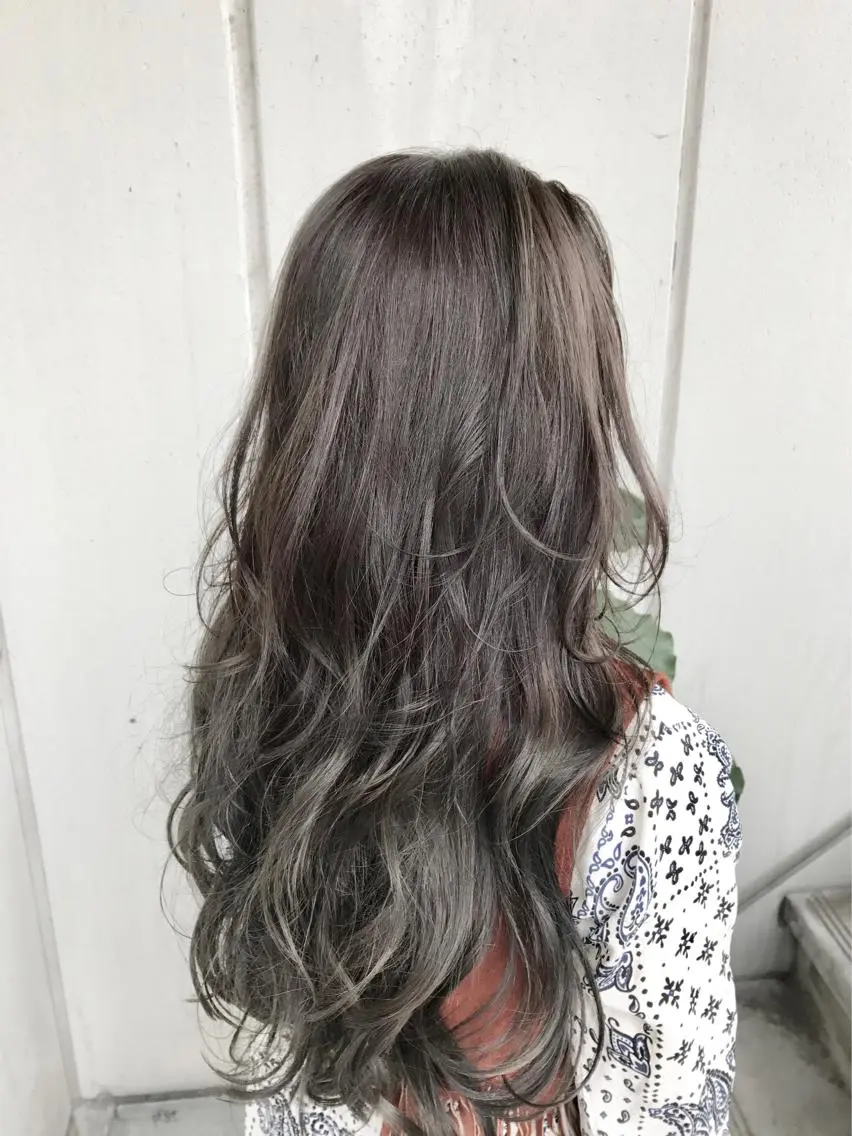 ロング カラー パーマ ヘアアレンジ キッズ ネイル マツエク・マツパ アッシュ 井坂 弘人のヘアスタイル