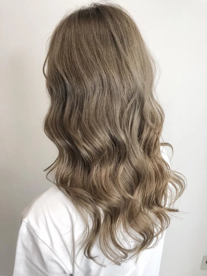 ロング カラー ベージュカラー ブリーチ biscohair 髪にドラマを。のヘアスタイル