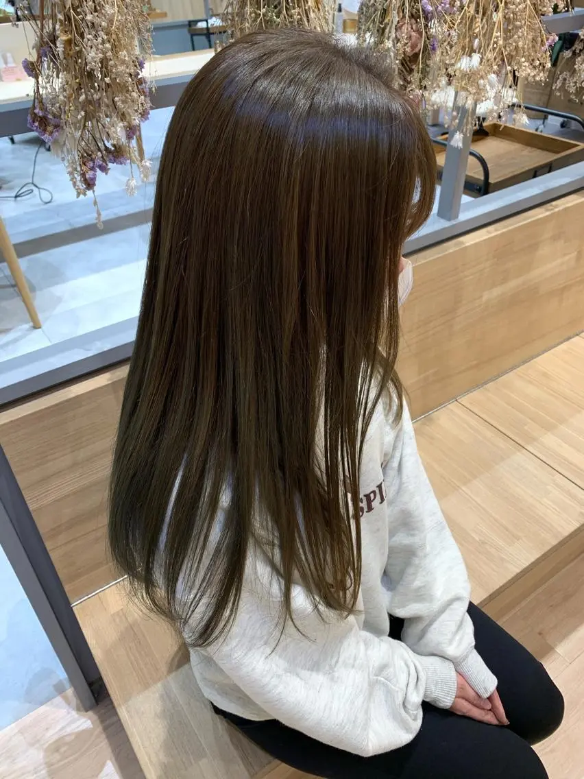 ロング カラー オリーブカラー 比嘉 千咲のヘアスタイル