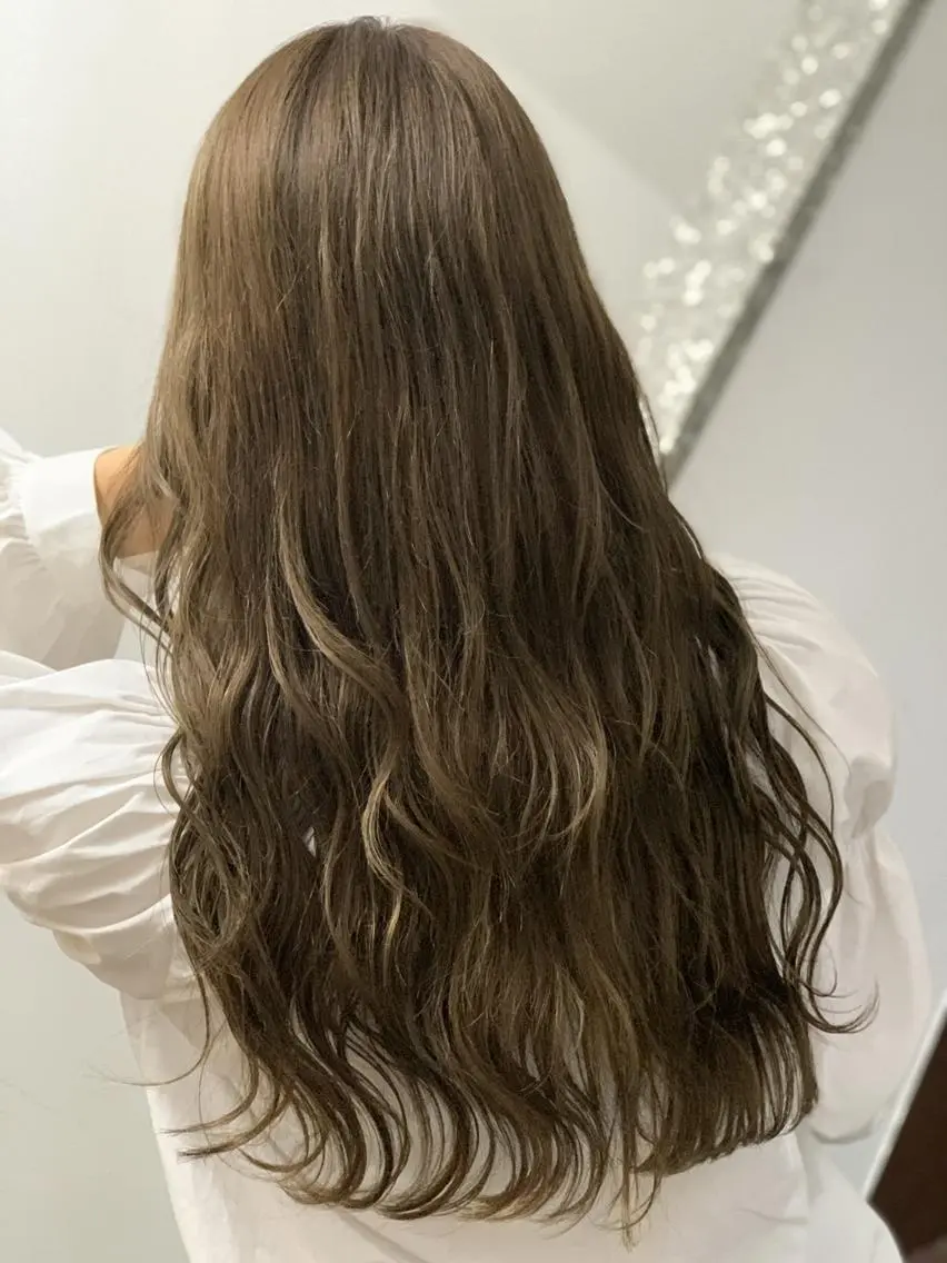 ロング カラー ベージュカラー ブリーチ オリーブベージュ ヘアカラー トリートメント ハイトーン得意😍 Lumiereのヘアスタイル