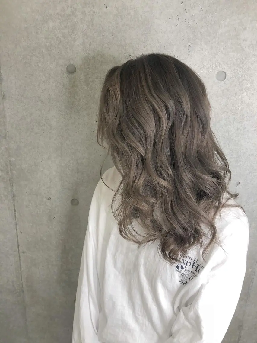 セミロング カラー ブリーチ ケアブリーチ 透明感カラー グレージュ 🌙HIZUKI🌙 ハイトーン 艶髪のヘアスタイル