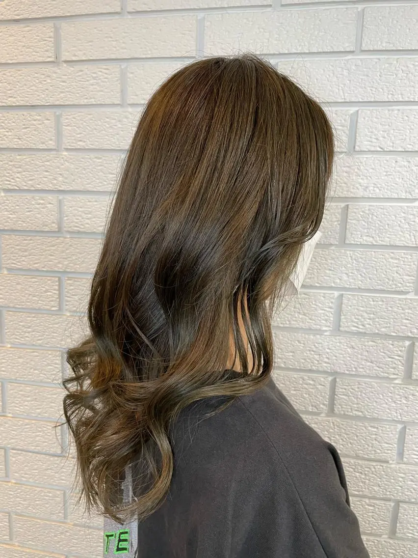 セミロング カラー ベージュカラー ブリーチ 透明感カラー ハイライトカラー オリーブベージュ ニュアンスデザイン✄ YOU♡のヘアスタイル