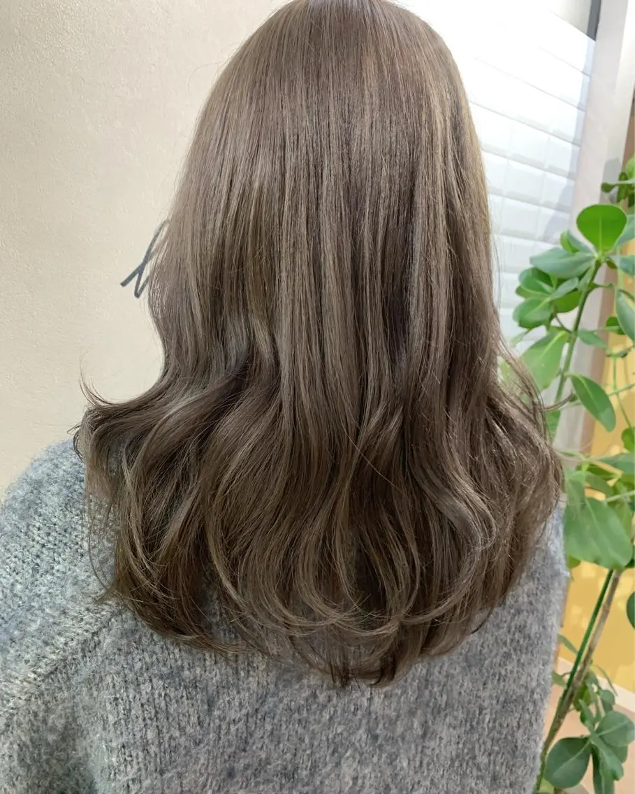ロング カラー ブリーチ グレージュ シルバー シルバーグレージュ カット ヘアカラー トリートメント hubhair レイヤー/透明感のヘアスタイル