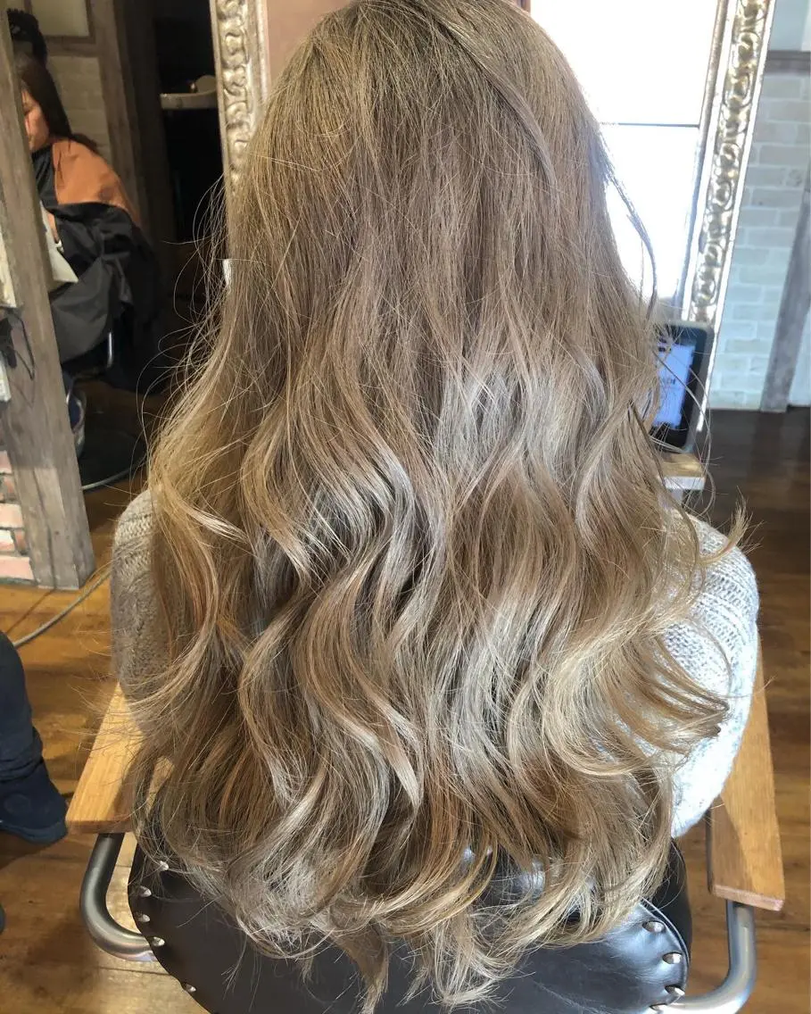 ロング 植田 彩のヘアスタイル