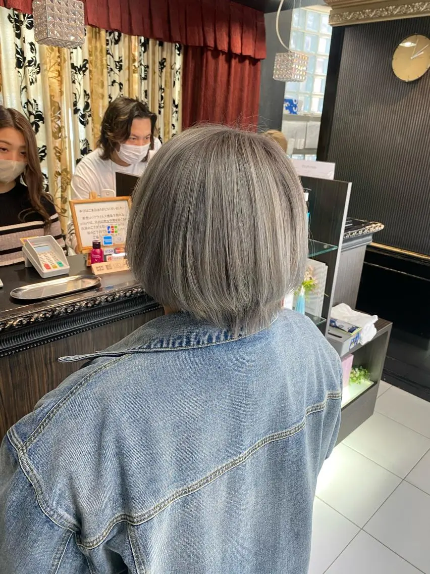 ショート カラー ブリーチ シルバー グレージュ達人/赤み 消し/ブリーチ/岩崎のヘアスタイル