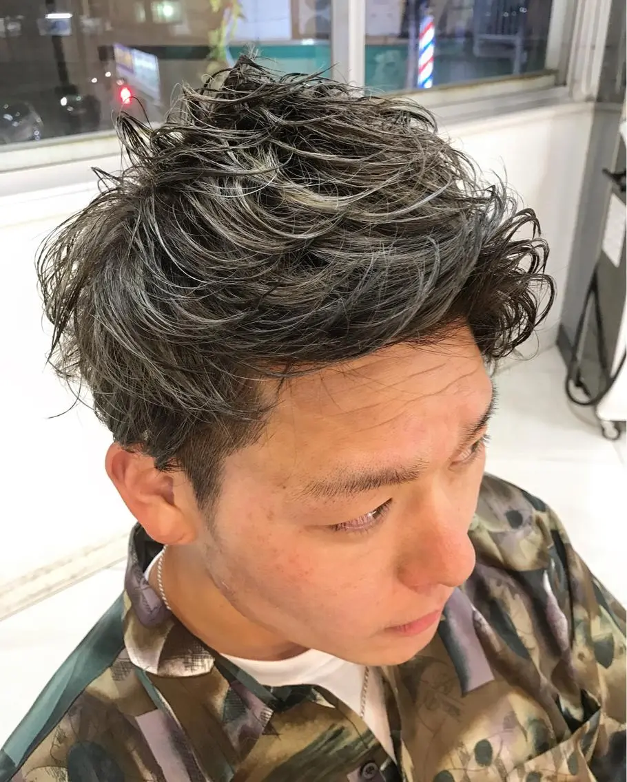 ミディアム カラー パーマ メンズ メンズハイライト アッシュ ハイライトカラー オリーブアッシュ ハイライト 🟦横浜駅メンズパー マ｜小上馬淳司🟦のヘアスタイル