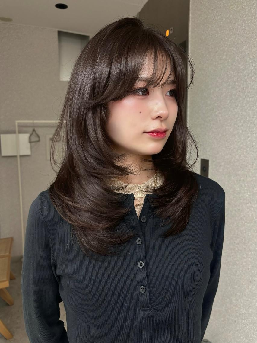 ミディアム くびれヘア 顔周りカット 韓国風ヘア レイヤーカット 小顔カット カット ヘアカラー トリートメント 透明感カラー￤ まなみ🎀💞のヘアスタイル