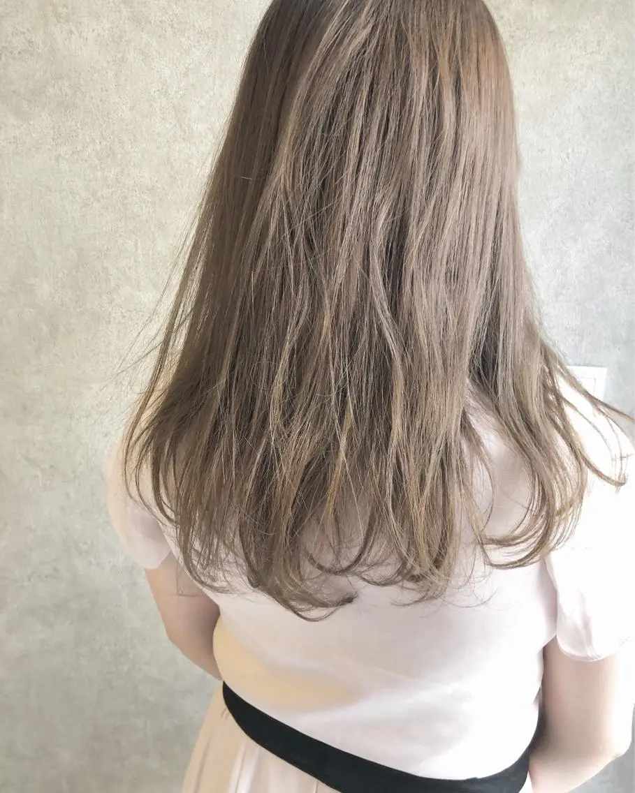 セミロング カラー 顔周りレイヤーカット ブリーチminamiのヘアスタイル