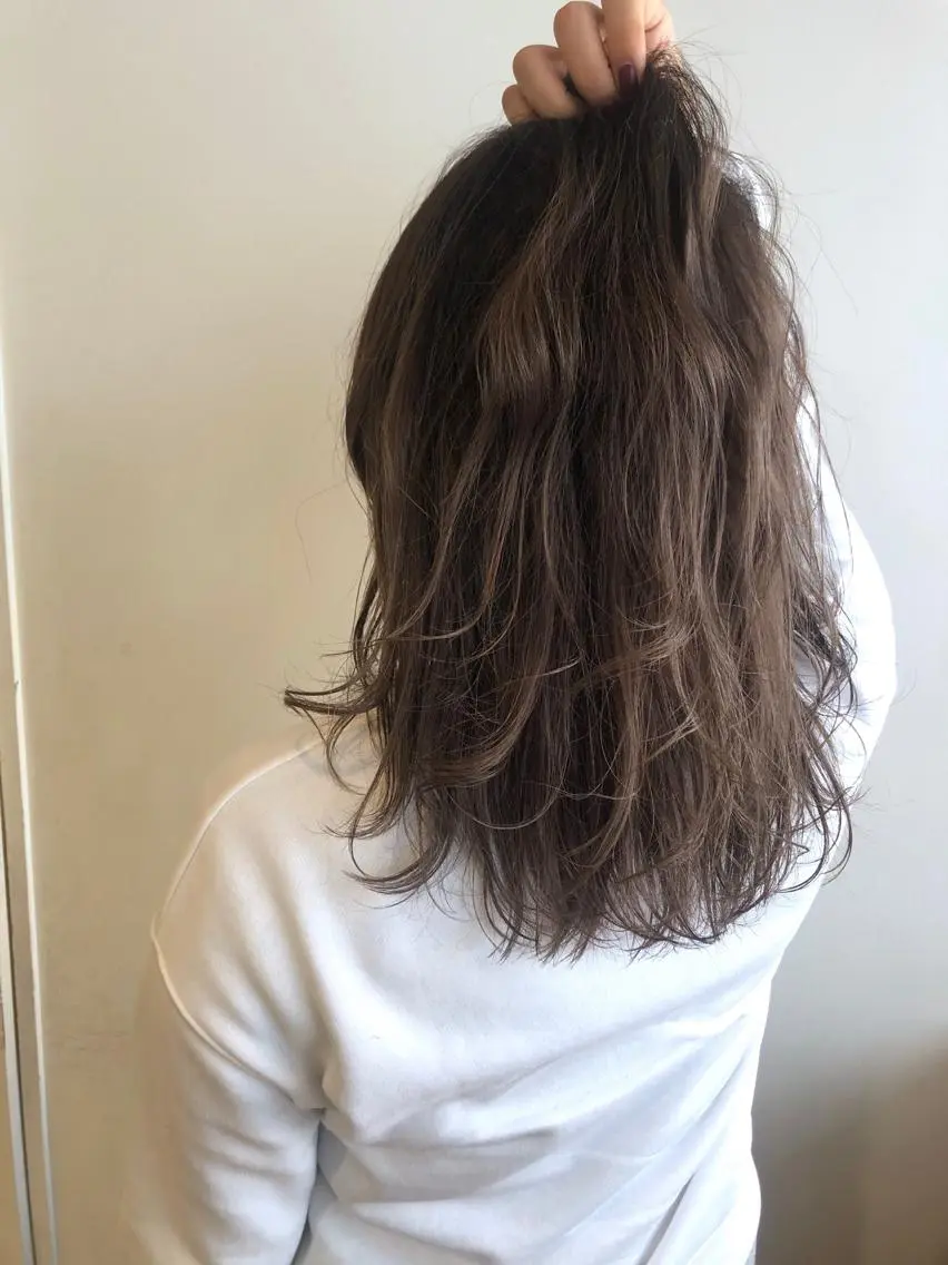 セミロング カラー カット ヘアカラー トリートメント MIOベージュカラー 柔らかいカラーのヘアスタイル
