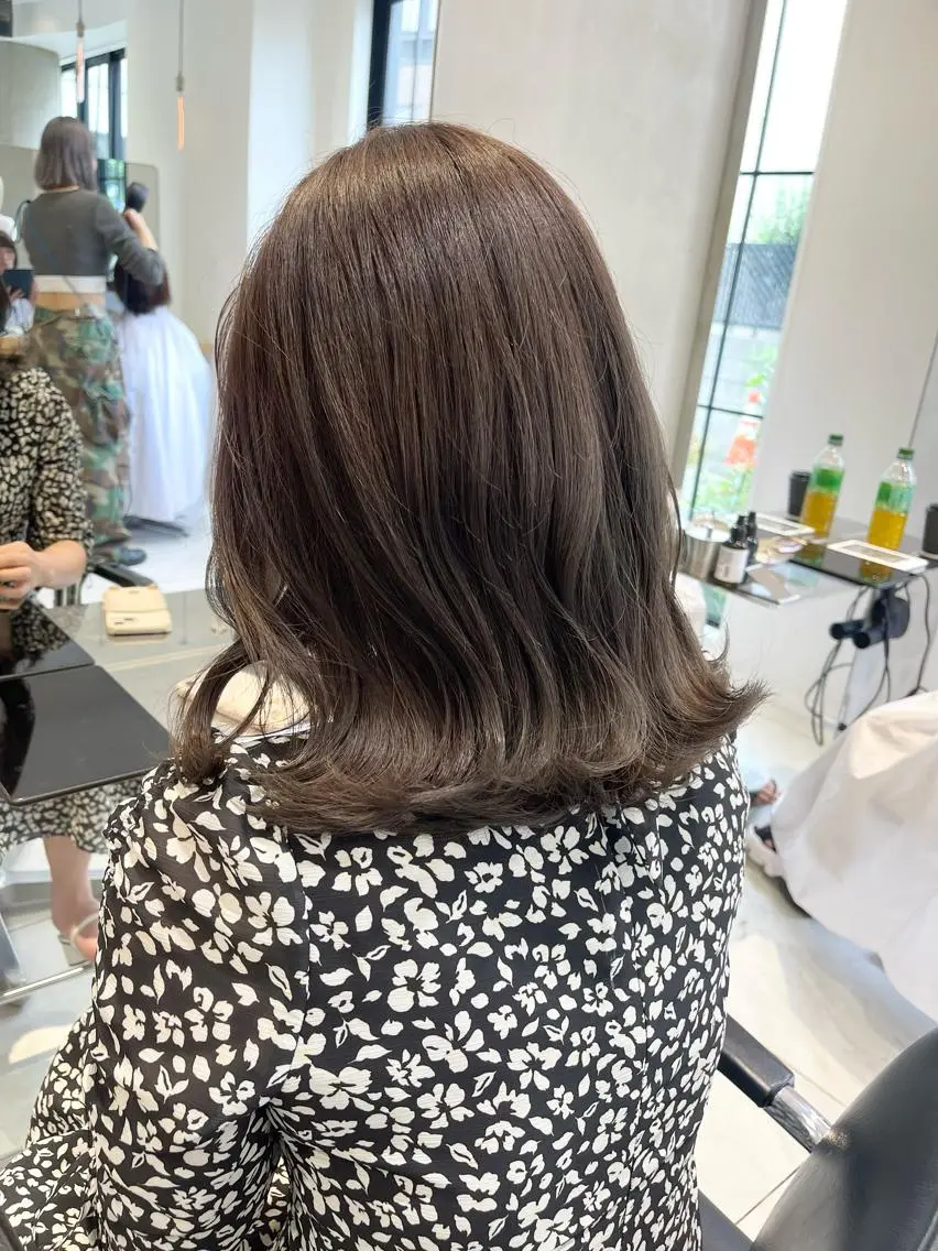 ミディアム カラー オリーブグレー 透明感/レイヤー スタイル🤎mamiのヘアスタイル