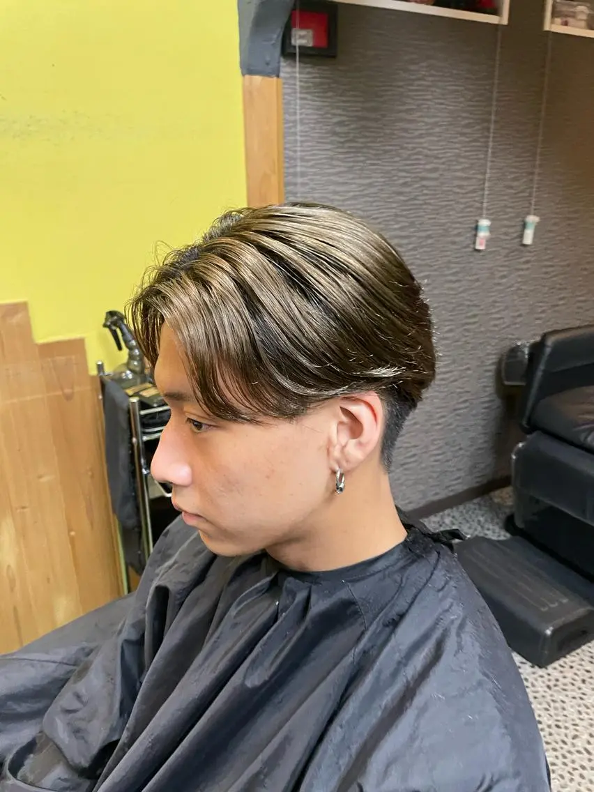 ショート カラー メンズ ベージュカラー 透明感カラー デザインカラー🏝️ 須賀汐音のヘアスタイル